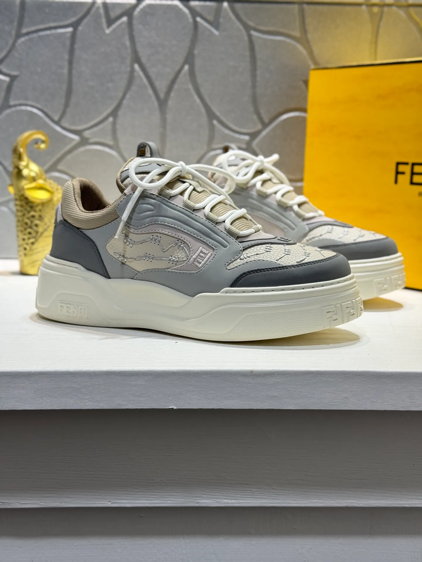 Men's men's shoes 💰560 [New style] 🦥🦥FENDI Fendi high version latest Force series calfskin FF mesh round toe thick sole low-top sports sneakers, these Force lace-up low-top shoes. Made of white full-grain leather and white and brown smooth leather. Padded. Brown FF jacquard and yellow technical fabric details. Lightweight and thick white sole with FF pattern details on the toe and heel ✔️Fabric: Imported first-layer cowhide breathable mesh ✔️Inner lining: Customized breathable mesh ✔️Sole: Open-molded rubber foam material ✔️Sole thickness: 7CM Size: #Men's 38-44 (45 is custom-made and cannot be returned or exchanged